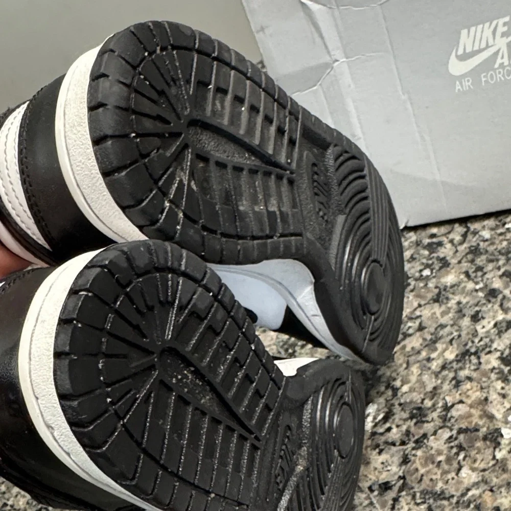 Nike Air Force 1 LE Black and White Sneakers EUC 4.5 Y